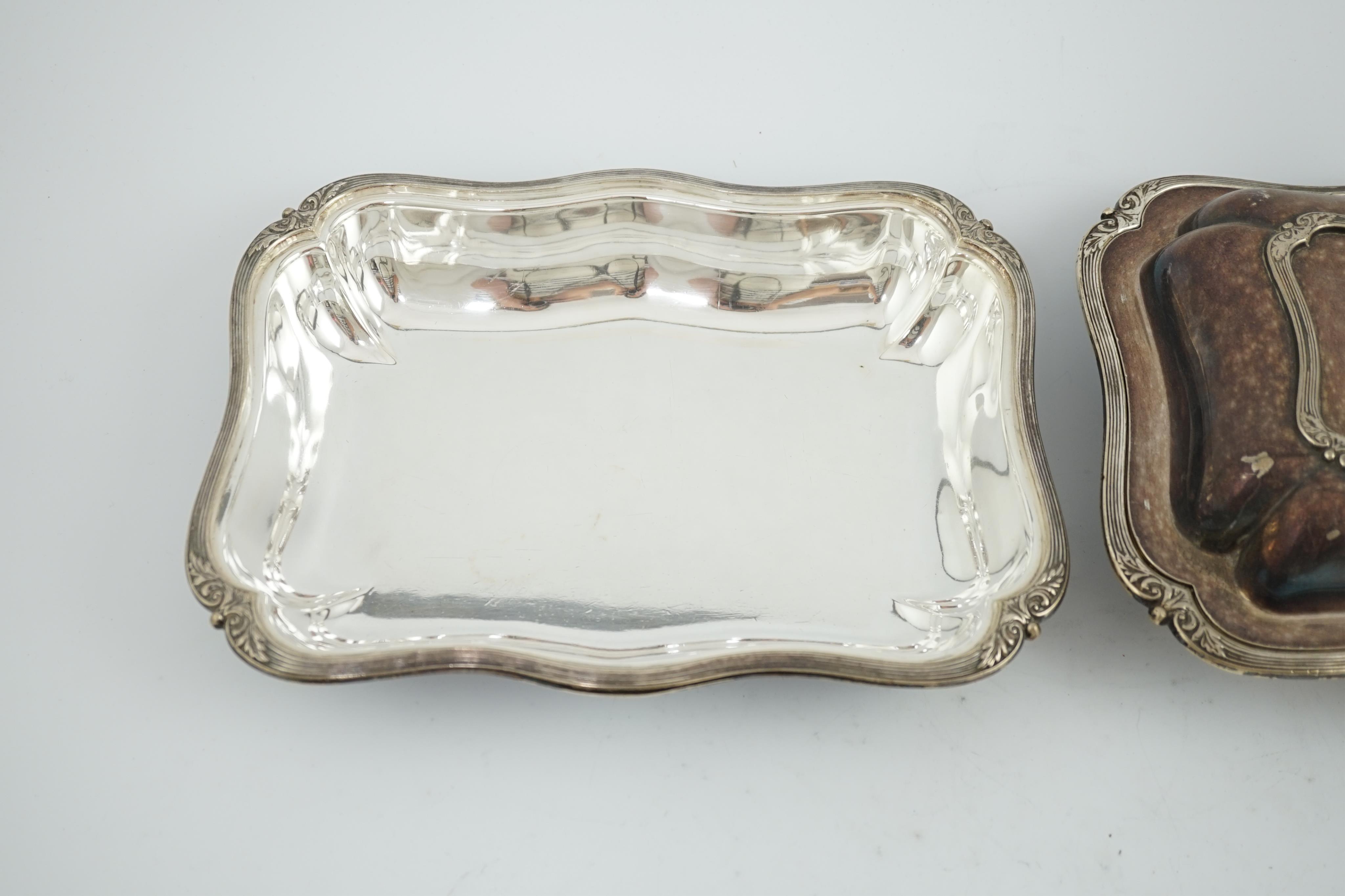 A pair of late Victorian silver entreé dishes and covers, with handles, by Harrison Brothers